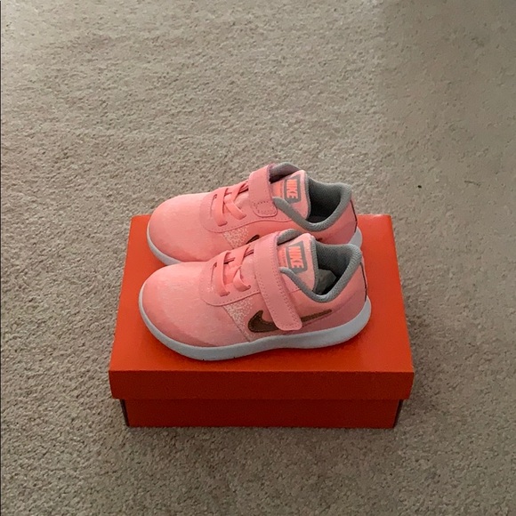 💥HOST PICK💥 Toddler Baby Nike Sneakers 5/6c - Picture 3 of 5